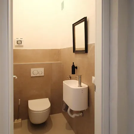 Strega Con Piscina Riscaldata Vila SantʼAgata di Militello