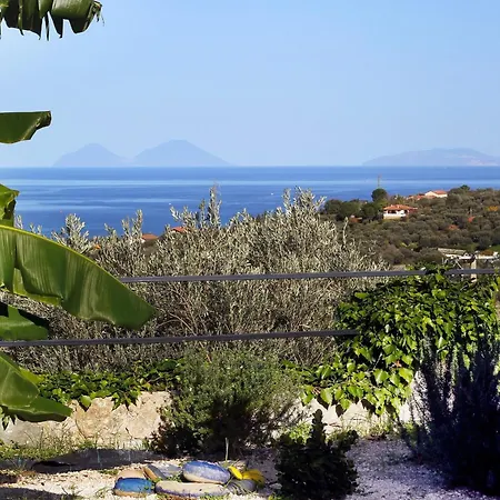 Strega Con Piscina Riscaldata SantʼAgata di Militello