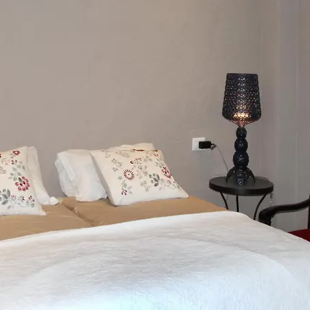 Strega Con Piscina Riscaldata Vila SantʼAgata di Militello