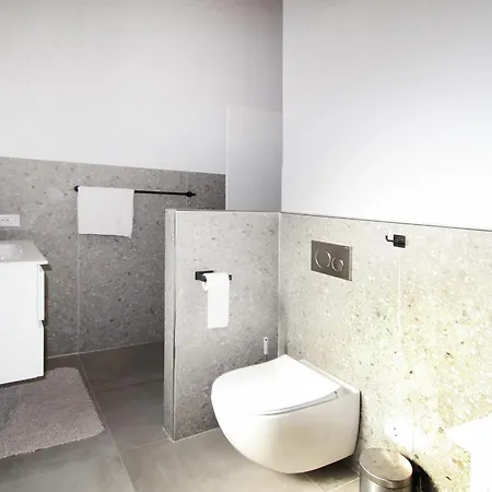 Strega Con Piscina Riscaldata *