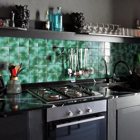 Strega Con Piscina Riscaldata Vila SantʼAgata di Militello