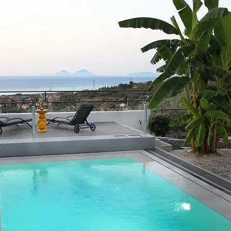 Strega Con Piscina Riscaldata