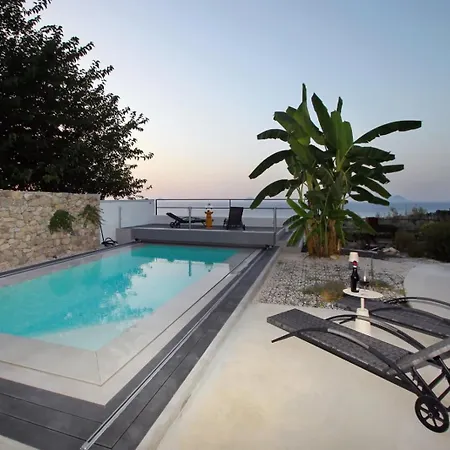 Strega Con Piscina Riscaldata Vila SantʼAgata di Militello